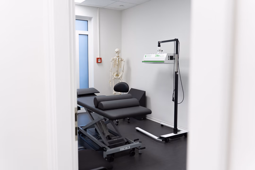 Behandlungsraum mit Therapieliege bei FC Physio in Schwerte