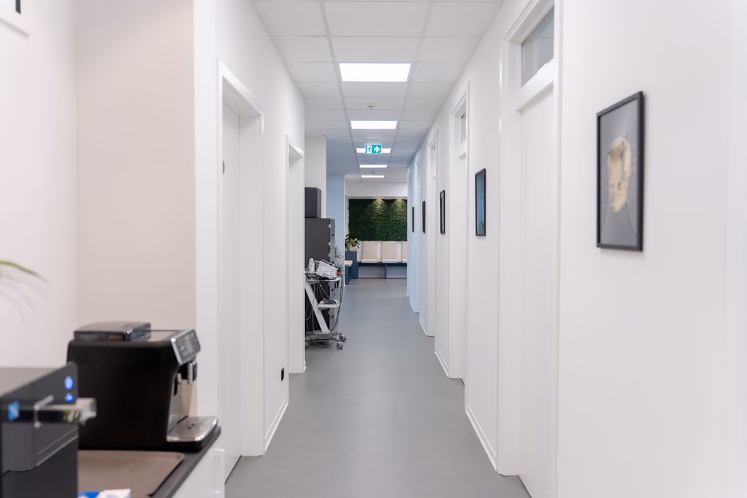 Heller Flur zu den Behandlungsräumen bei FC Physio in Schwerte