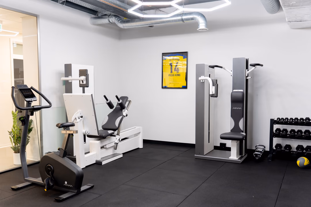 Ergometer und Kraftgeräte im Trainingsbereich von FC Physio in Schwerte