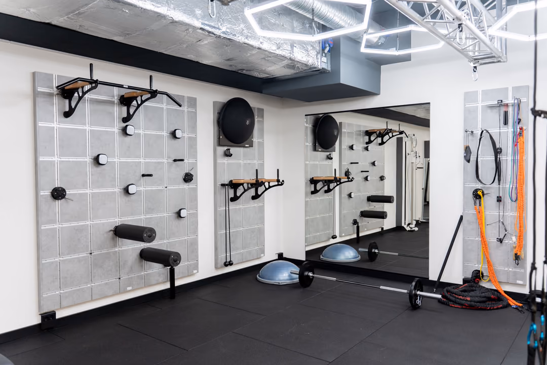 Trainingsfläche mit Funktionswand, Hanteln und Balancegeräten bei FC Physio in Schwerte
